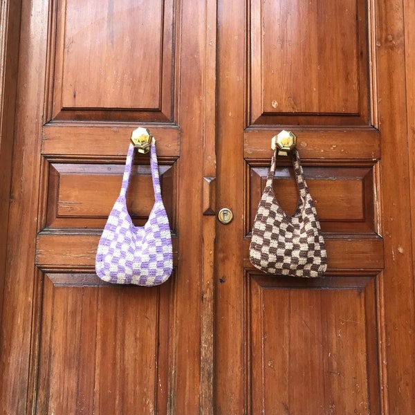 Sac à carreaux au crochet | porté épaule à carreaux mauve et marron Baguette | Sac à main tricoté à la main | Mini sac en damier au crochet | Cadeau pour elle