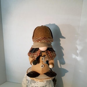 Sherlock Holmes, gnome, beige