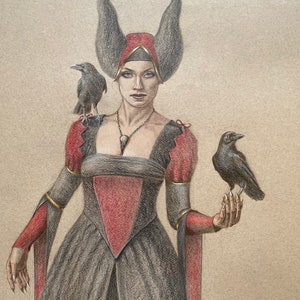 Könnte beinhalten: Eine Frau mit dunklen Haaren, die zu Hörnern gestylt sind, trägt ein rot-schwarzes Kleid mit einer goldenen Halskette und hält einen schwarzen Raben in ihrer rechten Hand. Ein zweiter Rabe sitzt auf ihrer Schulter.