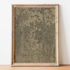 Op de afbeelding: Een ingelijste print van een zwart-witte tekening van bomen in een bos. De print is op een beige achtergrond en is ingelijst in een licht houten lijst.