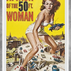 K&ouml;nnte beinhalten: Ein Vintage-Filmplakat f&uuml;r den Film "Attack of the 50 Ft. Woman". Das Plakat zeigt eine Frau in einem wei&szlig;en Bikini, die auf einer Autobahnbr&uuml;cke steht und &uuml;ber Autos und Menschen ragt. Das Plakat ist gelb mit schwarzem und rotem Text.