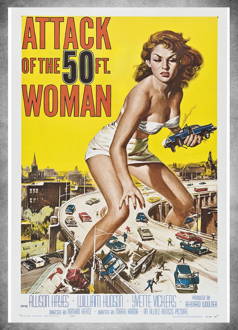 K&ouml;nnte beinhalten: Ein Vintage-Filmplakat f&uuml;r den Film "Attack of the 50 Ft. Woman". Das Plakat zeigt eine Frau in einem wei&szlig;en Bikini, die auf einer Autobahnbr&uuml;cke steht und &uuml;ber Autos und Menschen ragt. Das Plakat ist gelb mit schwarzem und rotem Text.