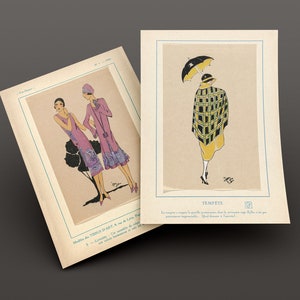Pu&ograve; includere: Due illustrazioni di moda vintage di una rivista degli anni '20. La prima illustrazione mostra due donne che indossano abiti rosa e viola. La seconda illustrazione mostra una donna che indossa un abito a quadri giallo e nero con un ombrello nero.