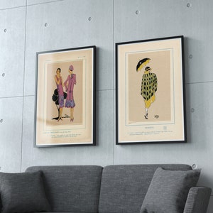 Pu&ograve; includere: Due illustrazioni vintage incorniciate di donne in stile anni '20. La prima illustrazione mostra due donne con abiti e cappelli. La seconda illustrazione mostra una donna con un abito a quadri e un cappello, che tiene un ombrello.