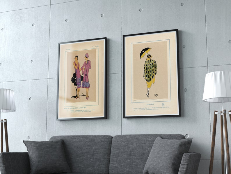 Pu&ograve; includere: Due illustrazioni vintage incorniciate di donne in stile anni '20. La prima illustrazione mostra due donne con abiti e cappelli. La seconda illustrazione mostra una donna con un abito a quadri e un cappello, che tiene un ombrello.