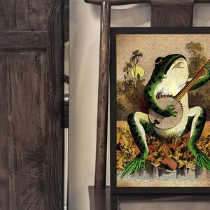Puede incluir: Una rana verde tocando un banjo en una ilustraci&oacute;n vintage. La rana est&aacute; sentada en una roca con un fondo verde, marr&oacute;n y amarillo.