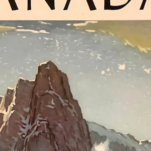 Op de afbeelding: Een vintage reisposter met een bergtop met besneeuwde toppen en een bewolkte lucht. De tekst "CANADA" is in het zwart bovenaan de poster gedrukt.