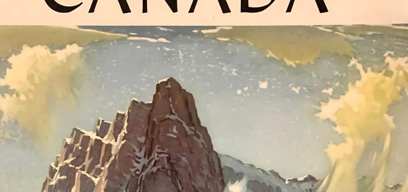 Op de afbeelding: Een vintage reisposter met een bergtop met besneeuwde toppen en een bewolkte lucht. De tekst "CANADA" is in het zwart bovenaan de poster gedrukt.