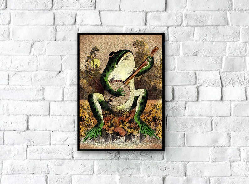 Puede incluir: Una ilustraci&oacute;n vintage de una rana verde tocando un banjo. La rana est&aacute; sentada en un lecho de hojas y flores. El banjo es blanco con un borde negro y cuerdas. El fondo es marr&oacute;n claro con una luna en el cielo.