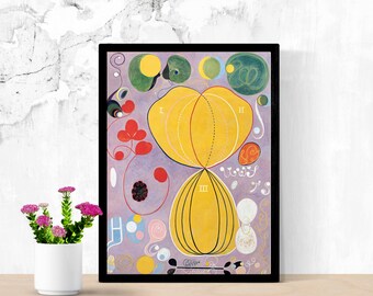 Puede incluir: Impresión artística enmarcada con arte abstracto. Presenta una forma central amarilla y bulbosa con los números romanos I, II y III. La obra tiene un fondo lavanda con formas y líneas orgánicas coloridas. La impresión está en un marco negro.