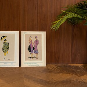 Pu&ograve; includere: Due illustrazioni di moda vintage stampate su carta crema. L'illustrazione a sinistra mostra una donna con un vestito giallo e verde e un cappello, che tiene un ombrello. L'illustrazione a destra mostra due donne con abiti e cappelli. Il testo sulle illustrazioni dice "Janetie" e "The Model 1".