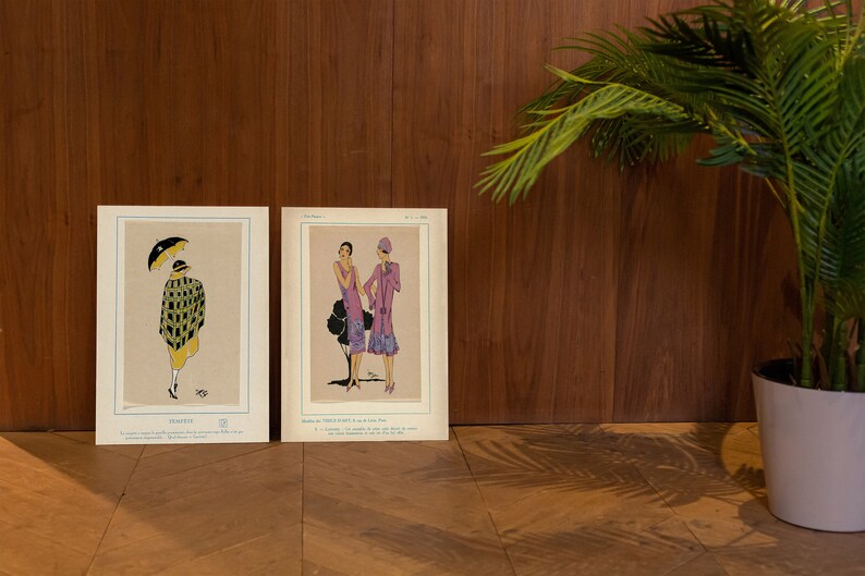 Pu&ograve; includere: Due illustrazioni di moda vintage stampate su carta crema. L'illustrazione a sinistra mostra una donna con un vestito giallo e verde e un cappello, che tiene un ombrello. L'illustrazione a destra mostra due donne con abiti e cappelli. Il testo sulle illustrazioni dice "Janetie" e "The Model 1".