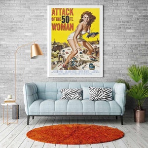 K&ouml;nnte beinhalten: Ein Vintage-Filmplakat f&uuml;r den Film "Attack of the 50 Ft. Woman". Das Plakat zeigt eine Frau in einem wei&szlig;en Bikini, die auf einer Autobahnbr&uuml;cke steht und &uuml;ber Autos und Geb&auml;ude ragt. Das Plakat ist gelb mit schwarzem Text.