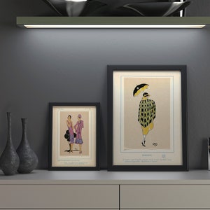 Pu&ograve; includere: Due illustrazioni incorniciate di donne in abiti vintage. L'illustrazione a sinistra mostra due donne in abiti e cappelli. L'illustrazione a destra mostra una donna in un abito a quadri giallo e verde e un cappello, che tiene un ombrello.
