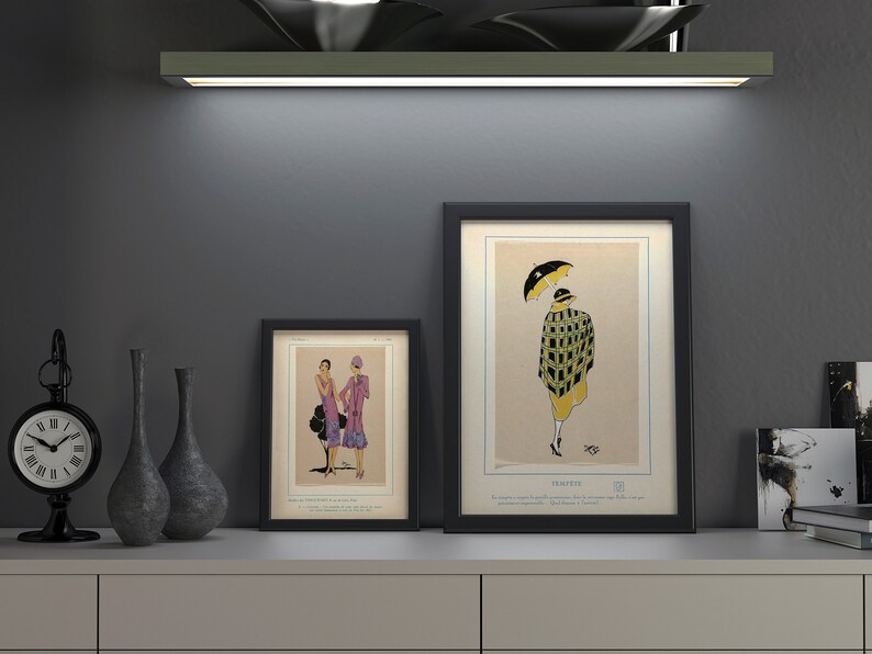 Pu&ograve; includere: Due illustrazioni incorniciate di donne in abiti vintage. L'illustrazione a sinistra mostra due donne in abiti e cappelli. L'illustrazione a destra mostra una donna in un abito a quadri giallo e verde e un cappello, che tiene un ombrello.