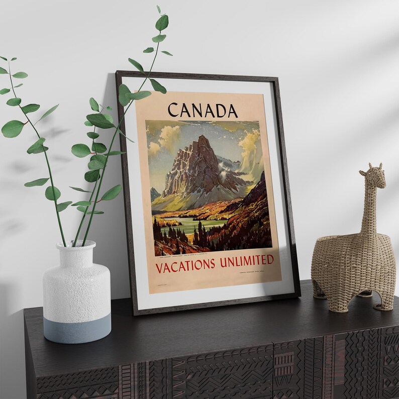 Op de afbeelding: Vintage reisposter dat vakantie in Canada promoot. De poster toont een bergketen met een meer op de voorgrond. De tekst op de poster luidt "Canada Vacations Unlimited".