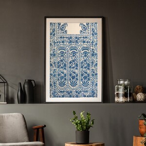 Puede incluir: Una impresi&oacute;n enmarcada de un dise&ntilde;o estampado en azul y blanco. El patr&oacute;n presenta intrincados motivos florales y formas geom&eacute;tricas.
