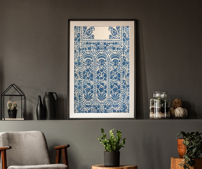 Puede incluir: Una impresi&oacute;n enmarcada de un dise&ntilde;o estampado en azul y blanco. El patr&oacute;n presenta intrincados motivos florales y formas geom&eacute;tricas.
