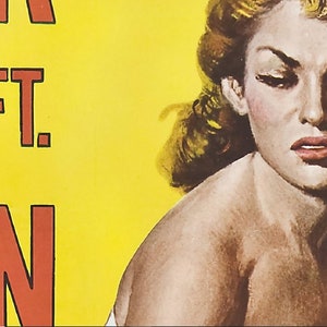 K&ouml;nnte beinhalten: Ein Vintage-Filmplakat mit gelbem Hintergrund und dem Text "The 50 Ft. Woman" in Rot und Schwarz. Eine Frau mit blonden Haaren schaut zur Seite.