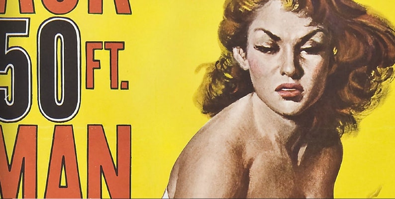 K&ouml;nnte beinhalten: Ein Vintage-Filmplakat mit gelbem Hintergrund und dem Text "The 50 Ft. Woman" in Rot und Schwarz. Eine Frau mit blonden Haaren schaut zur Seite.