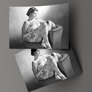 Puede incluir: Una fotograf&iacute;a en blanco y negro de una persona sentada en una silla. La persona lleva un tatuaje en todo el cuerpo.