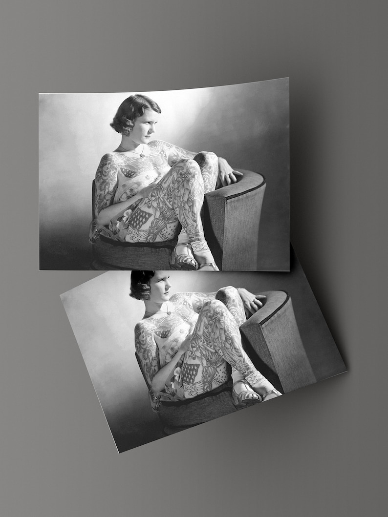 Puede incluir: Una fotograf&iacute;a en blanco y negro de una persona sentada en una silla. La persona lleva un tatuaje en todo el cuerpo.