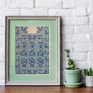 Puede incluir: Una impresi&oacute;n enmarcada con un patr&oacute;n floral azul y blanco. La impresi&oacute;n est&aacute; en un marco gris claro con un passe-partout verde. La impresi&oacute;n est&aacute; colgada en una pared de ladrillo blanco.