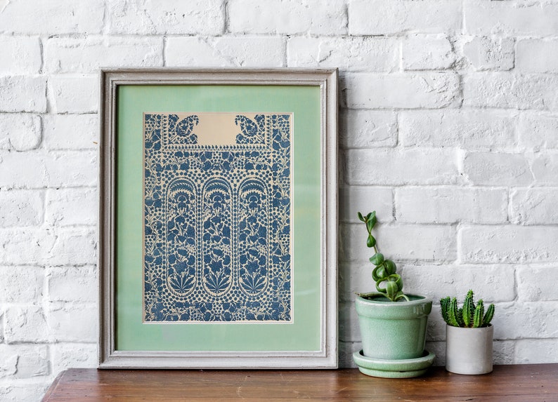 Puede incluir: Una impresi&oacute;n enmarcada con un patr&oacute;n floral azul y blanco. La impresi&oacute;n est&aacute; en un marco gris claro con un passe-partout verde. La impresi&oacute;n est&aacute; colgada en una pared de ladrillo blanco.