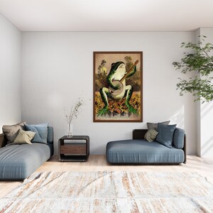Puede incluir: Una ilustraci&oacute;n enmarcada de una rana verde tocando un banjo. La rana est&aacute; sentada en un tronco en un entorno de bosque. La ilustraci&oacute;n est&aacute; en un marco marr&oacute;n y est&aacute; colgada en una pared blanca.