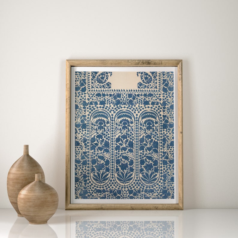 Puede incluir: Una impresi&oacute;n enmarcada con un patr&oacute;n floral azul y blanco. La impresi&oacute;n est&aacute; en un marco de madera y est&aacute; colgada en una pared blanca.