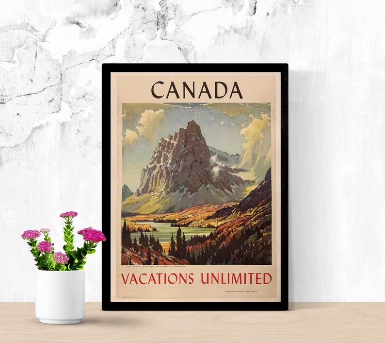 Op de afbeelding: Vintage reisposter dat vakantie in Canada promoot. De poster toont een schilderachtig berglandschap met een meer en bomen. De tekst op de poster luidt "Canada Vacations Unlimited".
