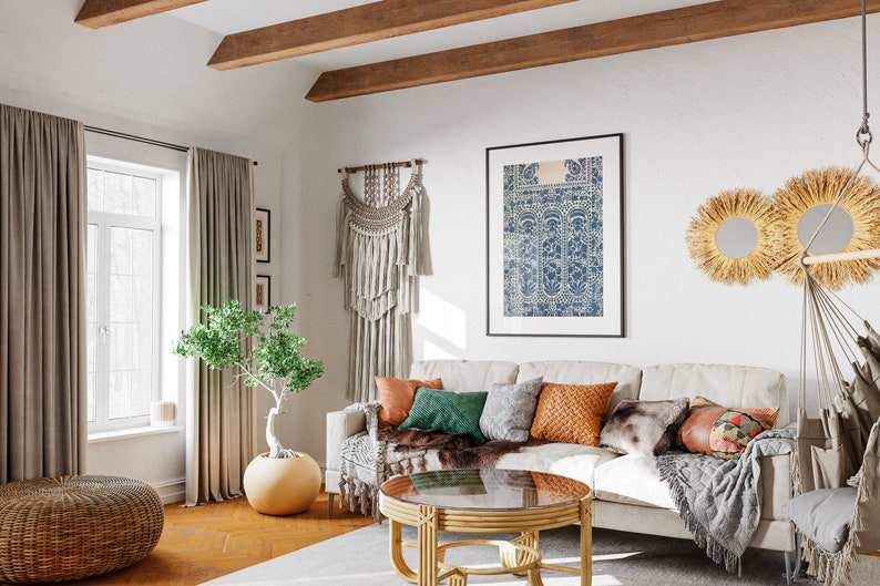 Puede incluir: Una sala de estar con un sof&aacute; blanco, una mesa de centro, un puf tejido, una planta en maceta y un tapiz de pared. El sof&aacute; tiene una variedad de almohadas en diferentes colores y texturas. La mesa de centro est&aacute; hecha de madera y tiene una tapa de vidrio. El puf est&aacute; hecho de mimbre tejido. La planta es un &aacute;rbol peque&ntilde;o con hojas verdes. El tapiz est&aacute; hecho de macram&eacute; y tiene flecos.