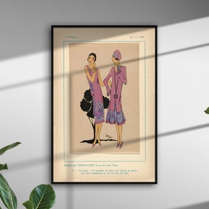 Pu&ograve; includere: Un'illustrazione vintage di due donne che indossano abiti rosa e viola con motivi geometrici. L'illustrazione &egrave; in una cornice nera e ha uno sfondo crema.