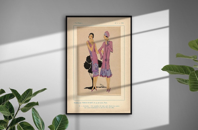 Pu&ograve; includere: Un'illustrazione vintage di due donne che indossano abiti rosa e viola con motivi geometrici. L'illustrazione &egrave; in una cornice nera e ha uno sfondo crema.