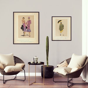 Pu&ograve; includere: Due illustrazioni vintage incorniciate di donne in abiti alla moda degli anni '20. Una illustrazione mostra due donne in abiti e cappelli rosa, l'altra mostra una donna in un abito a quadri giallo e verde con un ombrello nero.