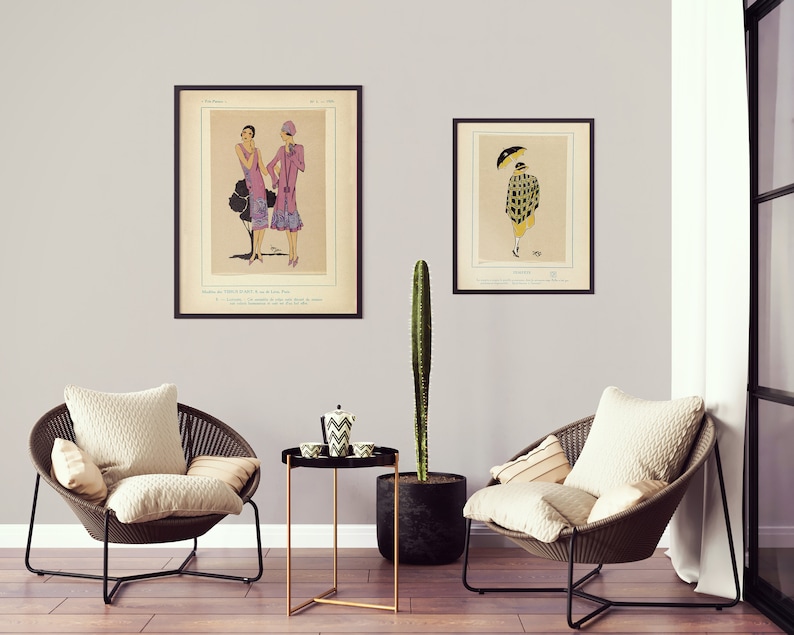 Pu&ograve; includere: Due illustrazioni vintage incorniciate di donne in abiti alla moda degli anni '20. Una illustrazione mostra due donne in abiti e cappelli rosa, l'altra mostra una donna in un abito a quadri giallo e verde con un ombrello nero.