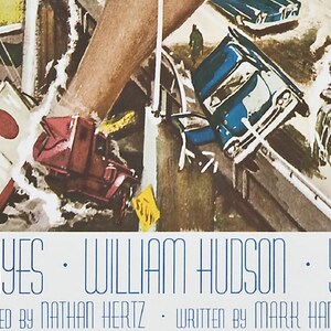 K&ouml;nnte beinhalten: Ein Filmplakat mit einem riesigen Fu&szlig;, der auf einen roten LKW und mehrere Autos tritt. Das Plakat ist f&uuml;r den Film "The Incredible Shrinking Man" mit Allison Hayes, William Hudson und Yvette Vickers. Der Text auf dem Plakat lautet "Regie: Nathan Hertz, Drehbuch: Mark Hanna, Eine Produktion von Allied Artists."