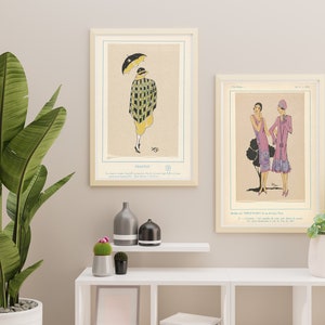 Pu&ograve; includere: Due illustrazioni di moda vintage incorniciate. La prima illustrazione mostra una donna con un vestito a motivi gialli e neri e un cappello, che tiene un ombrello. La seconda illustrazione mostra due donne con abiti rosa e cappelli. Il testo sulle illustrazioni recita "Travers" e "Modes de PARIS 1927".