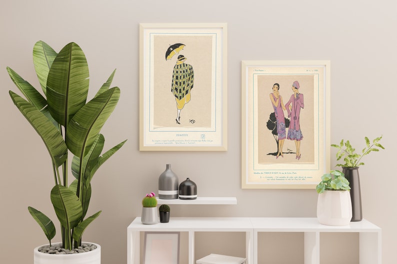 Pu&ograve; includere: Due illustrazioni di moda vintage incorniciate. La prima illustrazione mostra una donna con un vestito a motivi gialli e neri e un cappello, che tiene un ombrello. La seconda illustrazione mostra due donne con abiti rosa e cappelli. Il testo sulle illustrazioni recita "Travers" e "Modes de PARIS 1927".