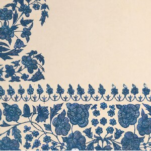 Puede incluir: Un dise&ntilde;o floral vintage con flores y hojas azules sobre un fondo crema. El dise&ntilde;o es sim&eacute;trico y presenta un borde de flores m&aacute;s peque&ntilde;as.