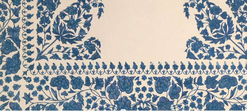 Puede incluir: Un dise&ntilde;o floral vintage con flores y hojas azules sobre un fondo crema. El dise&ntilde;o es sim&eacute;trico y presenta un borde de flores m&aacute;s peque&ntilde;as.