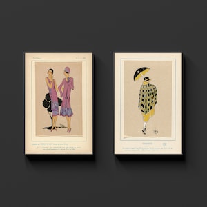 Pu&ograve; includere: Due illustrazioni vintage incorniciate di donne in abiti alla moda. La prima illustrazione mostra due donne in abiti viola e rosa, in piedi accanto a un albero. La seconda illustrazione mostra una donna in un abito a quadri giallo e nero, che tiene un ombrello.