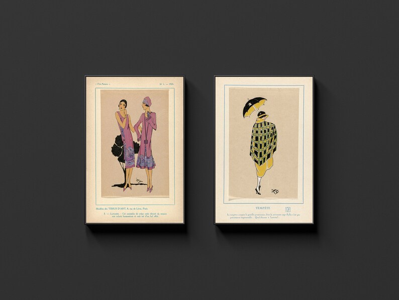 Pu&ograve; includere: Due illustrazioni vintage incorniciate di donne in abiti alla moda. La prima illustrazione mostra due donne in abiti viola e rosa, in piedi accanto a un albero. La seconda illustrazione mostra una donna in un abito a quadri giallo e nero, che tiene un ombrello.