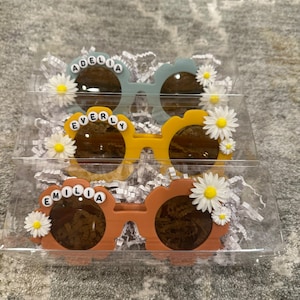 Personalized Daisy Sunglasses – Kids Party Favors, Toddler Birthday Gifts, Flower Girl Accessory, Summer Beach Favor, Custom Name Sunglasses