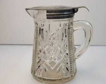 Vintage gepresster, gemusterter Sirupkrugspender mit Metallscharnierdeckel, 11,4 cm (4,5 Zoll)