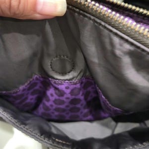 K&ouml;nnte beinhalten: Eine wei&szlig;e Keramiktasse mit schwarzem Henkel und dem Text "But First, Coffee" in schwarzer, fetter Schrift. Die Tasse steht auf einer wei&szlig;en Oberfl&auml;che.