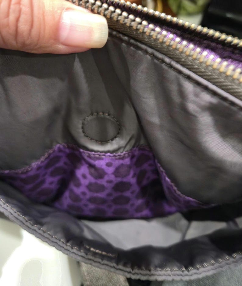 K&ouml;nnte beinhalten: Eine wei&szlig;e Keramiktasse mit schwarzem Henkel und dem Text "But First, Coffee" in schwarzer, fetter Schrift. Die Tasse steht auf einer wei&szlig;en Oberfl&auml;che.