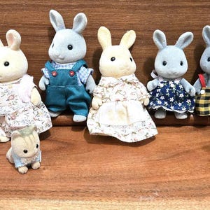VTG Mix of 12 Collection of Calico Critters, Sylvanian Families. Babblebrook family And Others afbeelding 1