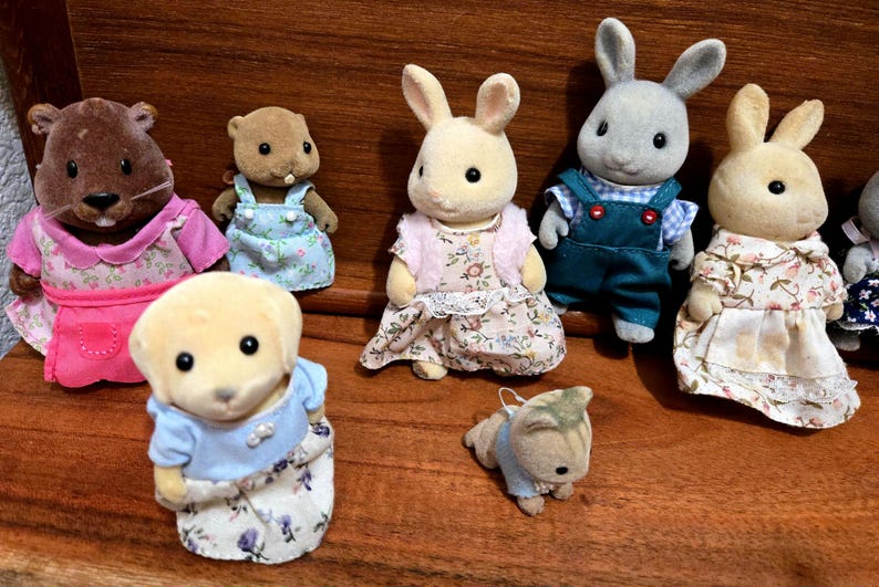 VTG Mix of 12 Collection of Calico Critters, Sylvanian Families. Babblebrook family And Others afbeelding 2