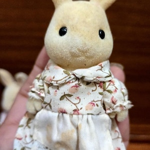 Op de afbeelding: Een witte keramische mok met een zwart handvat en de tekst "But First, Coffee" in een zwarte, handgeschreven lettertype. De mok staat op een witte ondergrond.